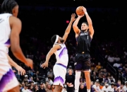 爱游戏-凯尔特人鏖战新疆队，布克带队取胜