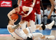 AYXapp下载-强强碰撞，场上火药味十足，球员斗志昂扬