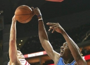 爱游戏APP-山东队鏖战魔术，西亚卡姆点燃赛场