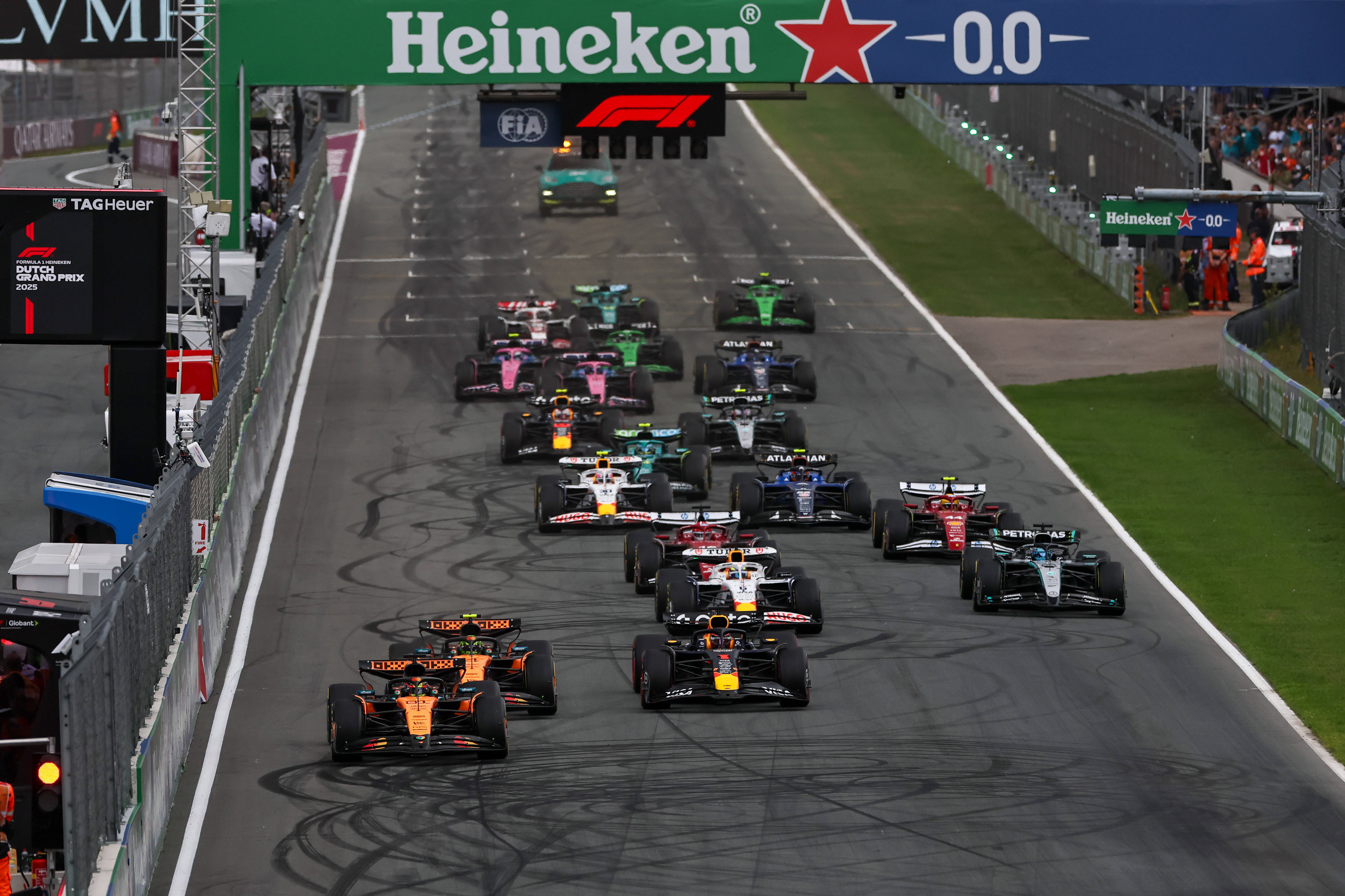 红牛二队险胜威廉姆斯，皮亚斯特里点燃赛场