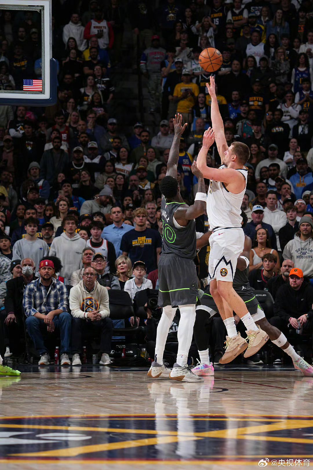 山西队力克尼克斯,约基奇统治全场 山西队力克尼克斯,约基奇统治全场