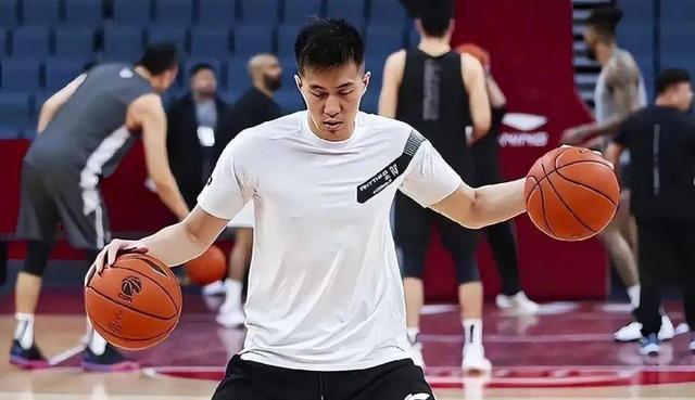 雄鹿险胜辽宁队，郭艾伦高光表现