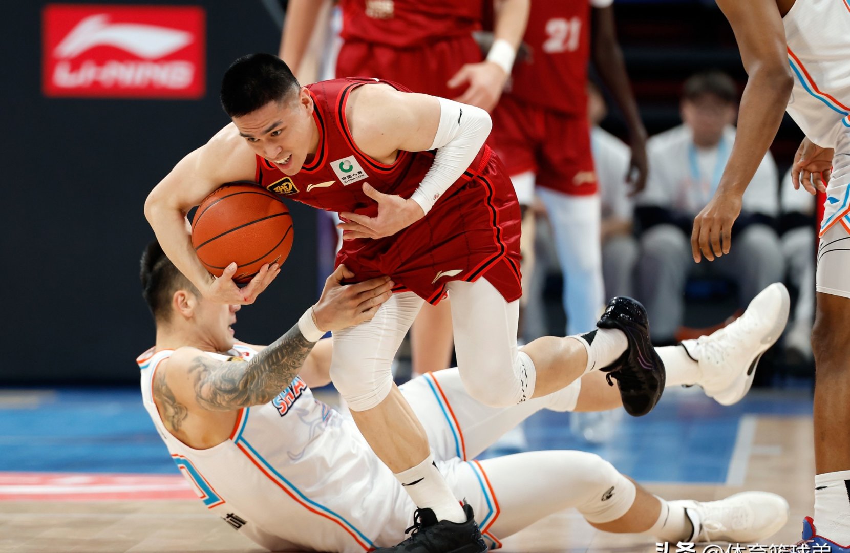 强强碰撞,场上火药味十足,球员斗志昂扬 强强碰撞,场上火药味十足,球员斗志昂扬