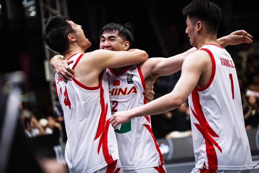 篮球男子半决赛:两队争锋对决,燃情激烈 篮球男子半决赛:两队争锋对决,燃情激烈