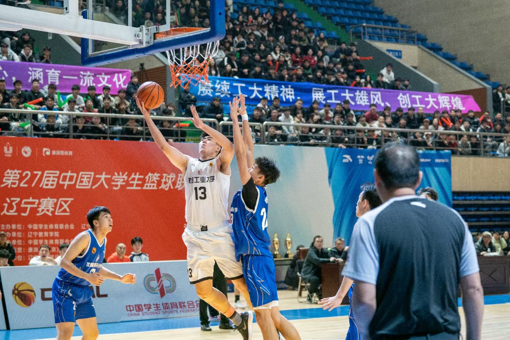 篮球男子半决赛:两队争锋对决,燃情激烈 篮球男子半决赛:两队争锋对决,燃情激烈