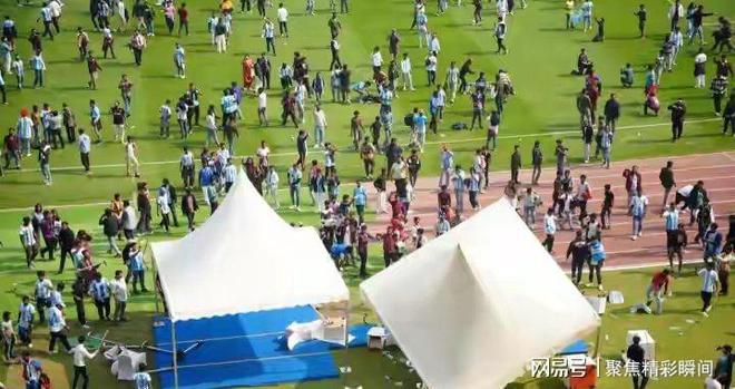 狂热球迷在比赛现场引发骚乱,警方介入维持秩序 狂热球迷在比赛现场引发骚乱,警方介入维持秩序