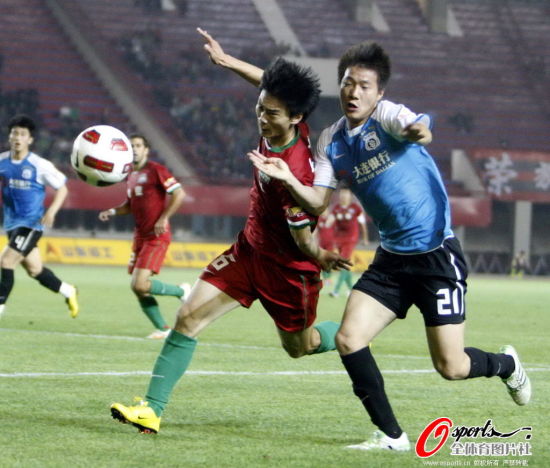 河南建业客场战胜大连实德,豪取胜利 河南建业客场战胜大连实德,豪取胜利